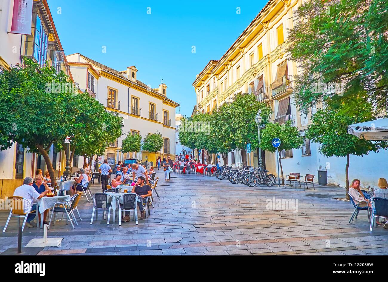 CORDOVA, SPAGNA - 30 SETTEMBRE 2019: Plaza Agrupacion de Cofradias piazza è un bel posto per rilassarsi e trascorrere il tempo in locale caffè all'aperto, il mese di settembre Foto Stock