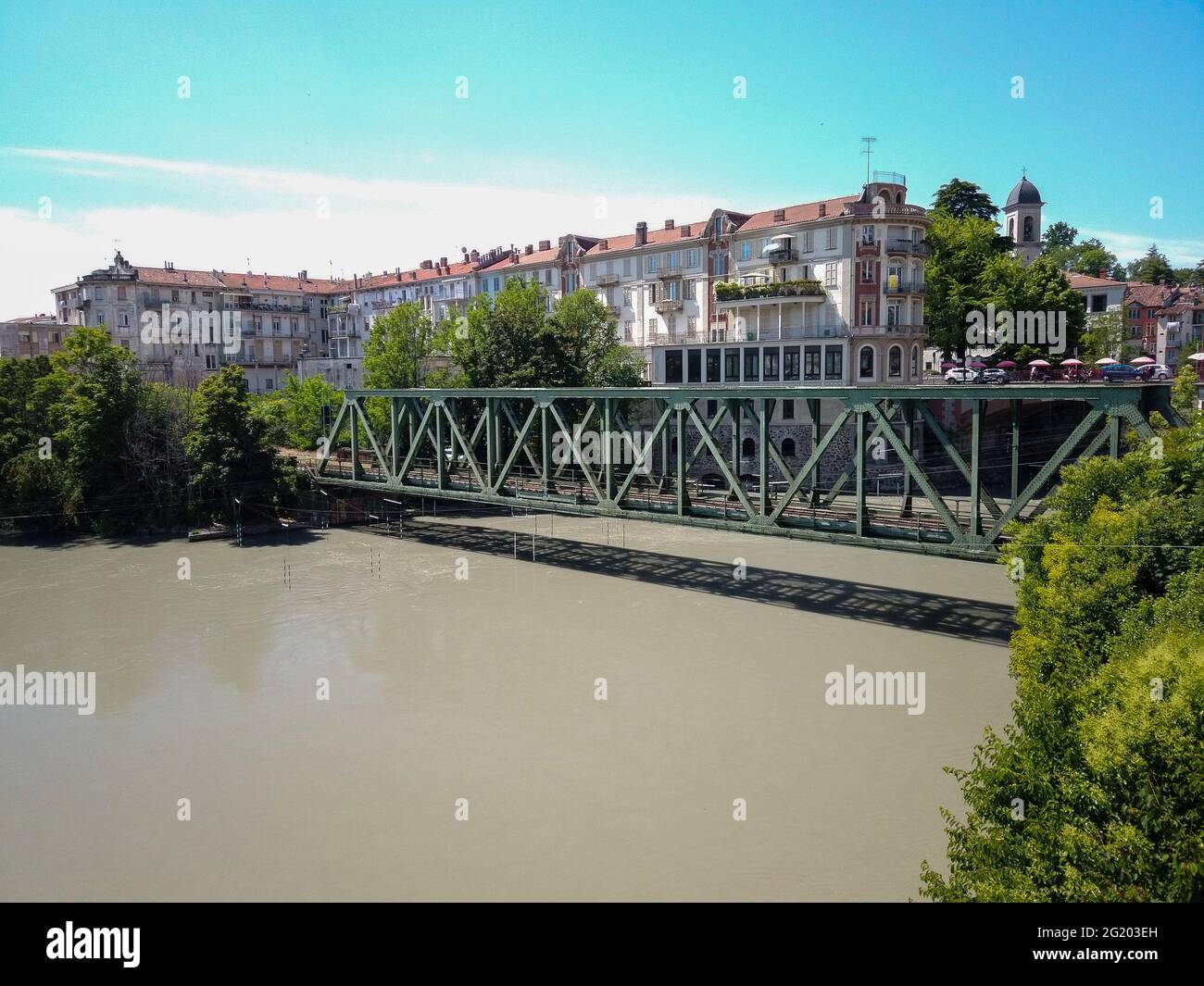 Ivrea, Italia, 5 giugno 2021 - la parte vecchia della città il ponte ferroviario Foto Stock