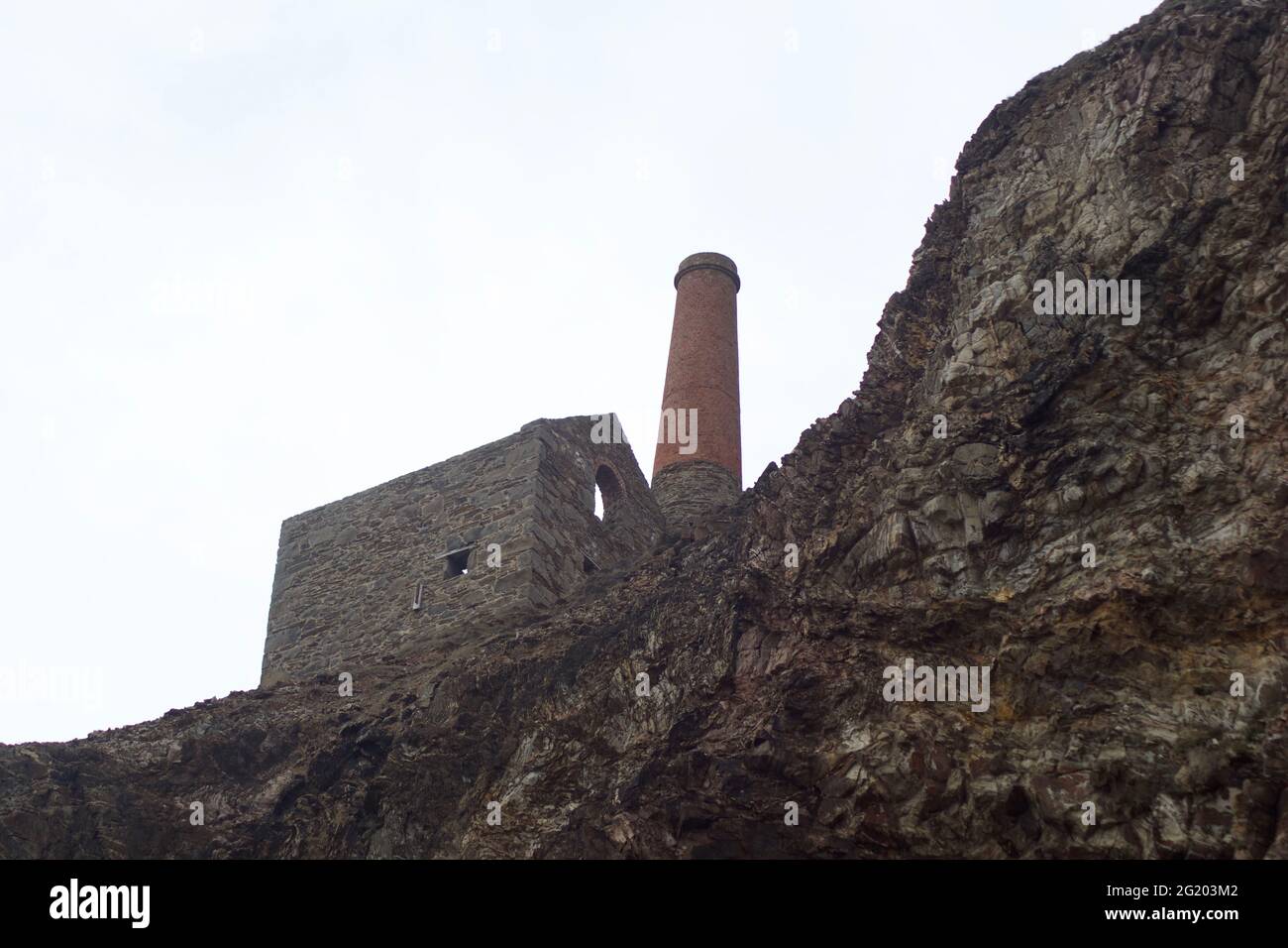 Towanroath Engine Pumping House, miniera di Wheal Coates. Arroccato in cima alle suggestive scogliere del Mare della Cornovaglia settentrionale. REGNO UNITO. Foto Stock