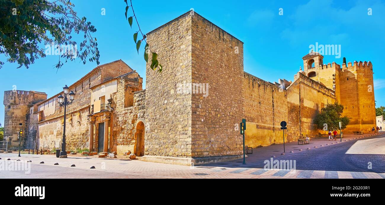 Panorama di Alcazar del castello medievale dei Monarchi cristiani con enormi bastioni e torri di pietra, Cordova, Spagna Foto Stock
