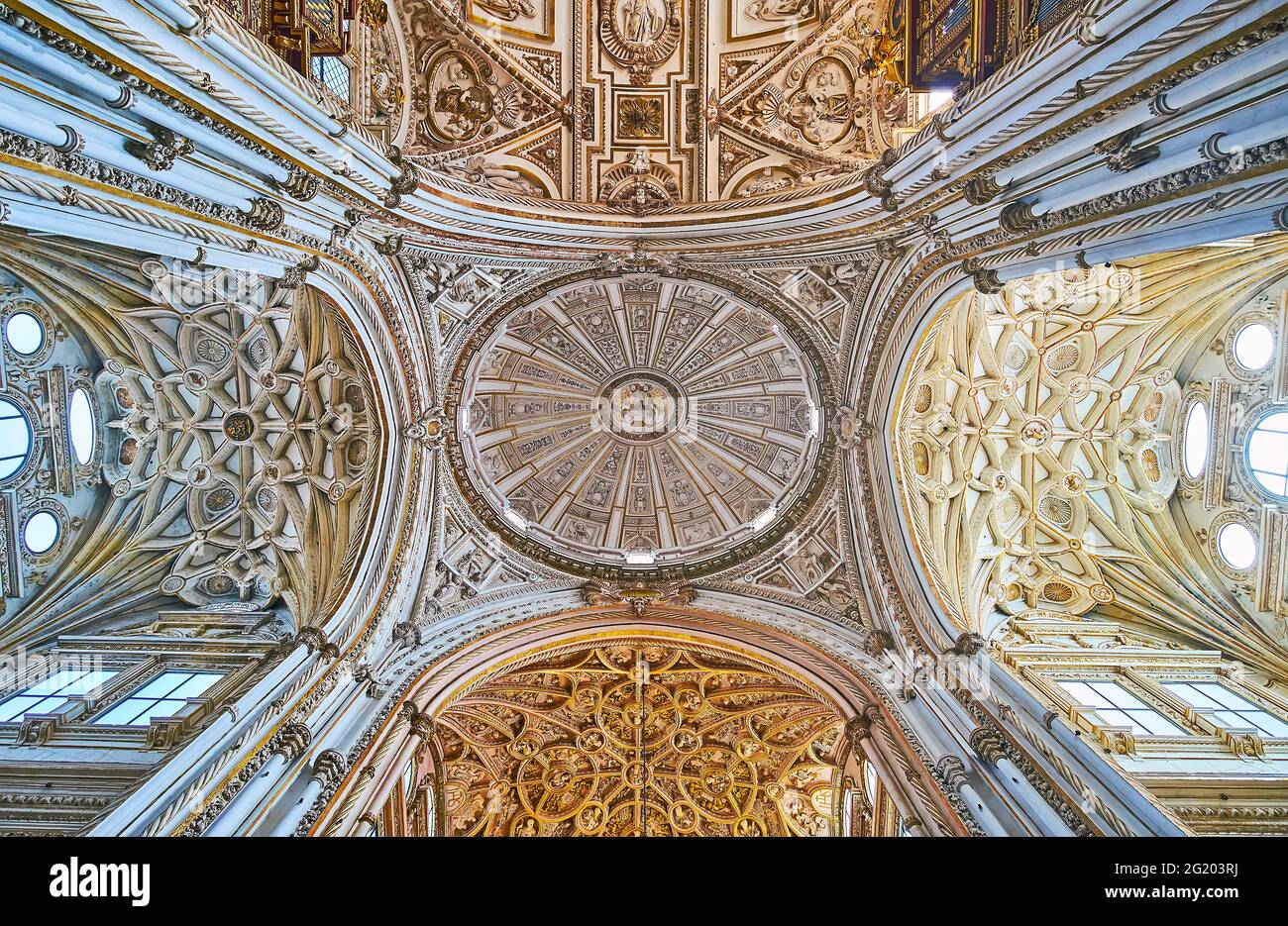 CORDOVA, SPAGNA - 30 SETTEMBRE 2019: Le cupole gotiche a coste di Capilla Mayor (Cappella principale) di Mezquita- Catedral con molti dettagli decorativi, il set 30 in Foto Stock