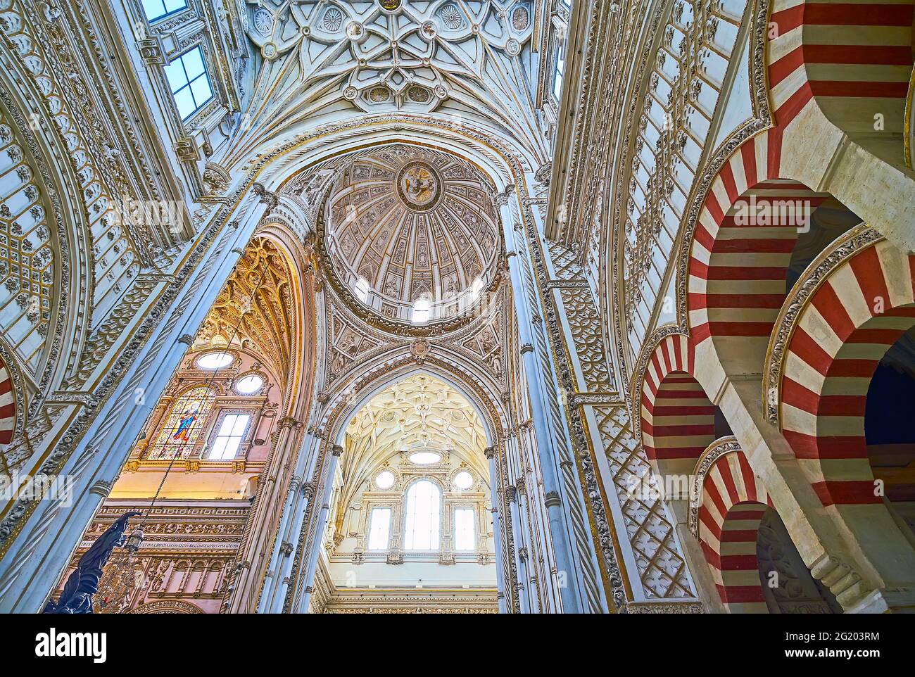 CORDOVA, SPAGNA - 30 SETTEMBRE 2019: La splendida volta e cupole di Capilla Mayor (Cappella principale) di Mezquita- Catedral con decorazioni scolpite, il 30 settembre Foto Stock