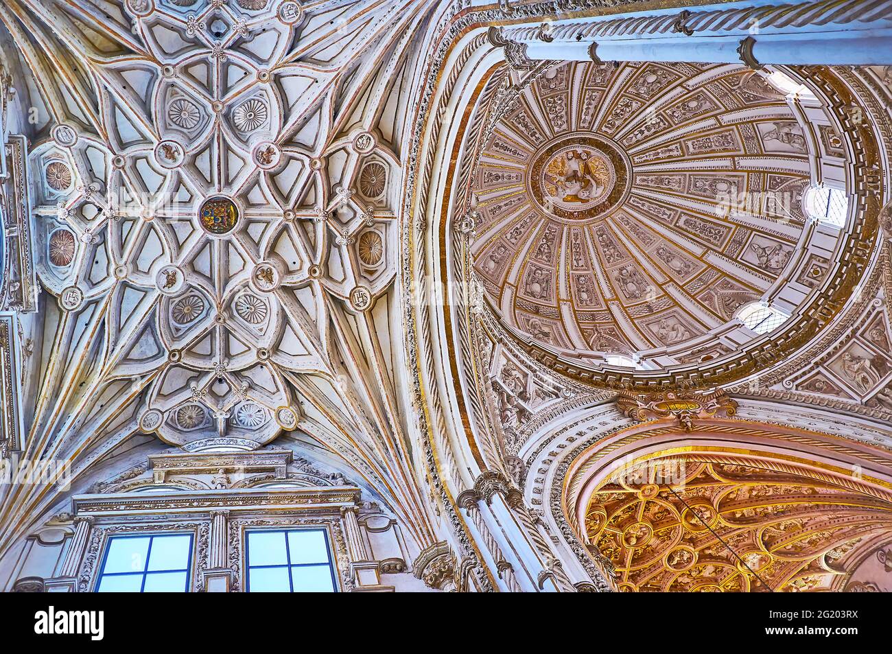 CORDOVA, SPAGNA - 30 SETTEMBRE 2019: Il soffitto di Capilla Mayor (Cappella principale) di Mezquita-Catedral consiste delle belle cupole a coste, decorate con Foto Stock