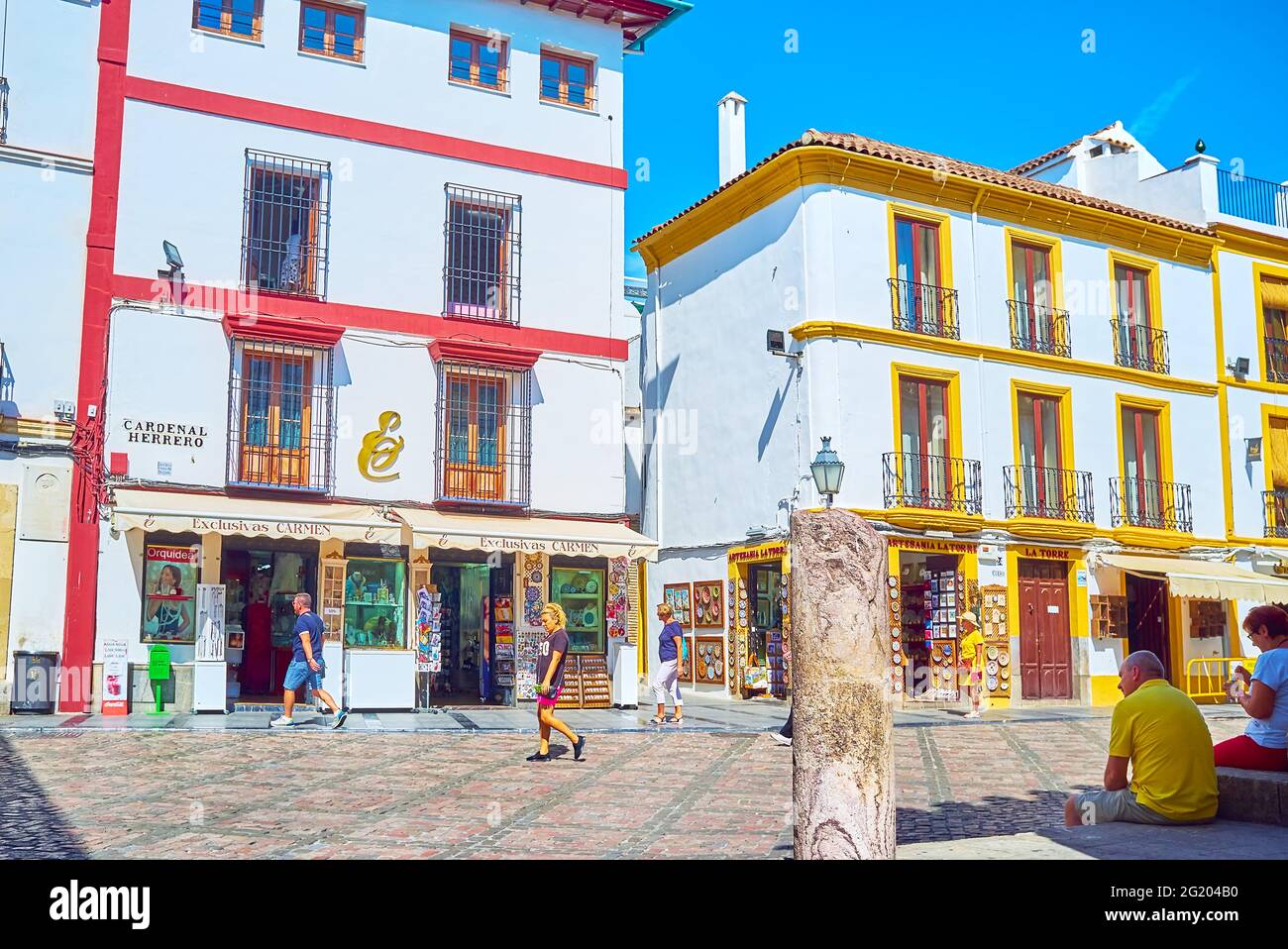CORDOVA, SPAGNA - 30 SETTEMBRE 2019: Via Cardenal Herrero con un'antica colonna all'angolo di Mezquita di fronte ai negozi di souvenir, il 30 settembre Foto Stock