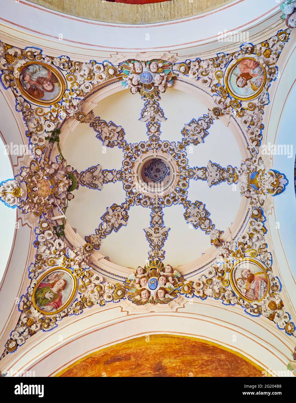 CORDOVA, SPAGNA - 30 SETTEMBRE 2019: La cupola interna in porta del perdono (Puerta del Perdon) con stampaggio, sculture di pareti e disegni dipinti, Mezquita Foto Stock