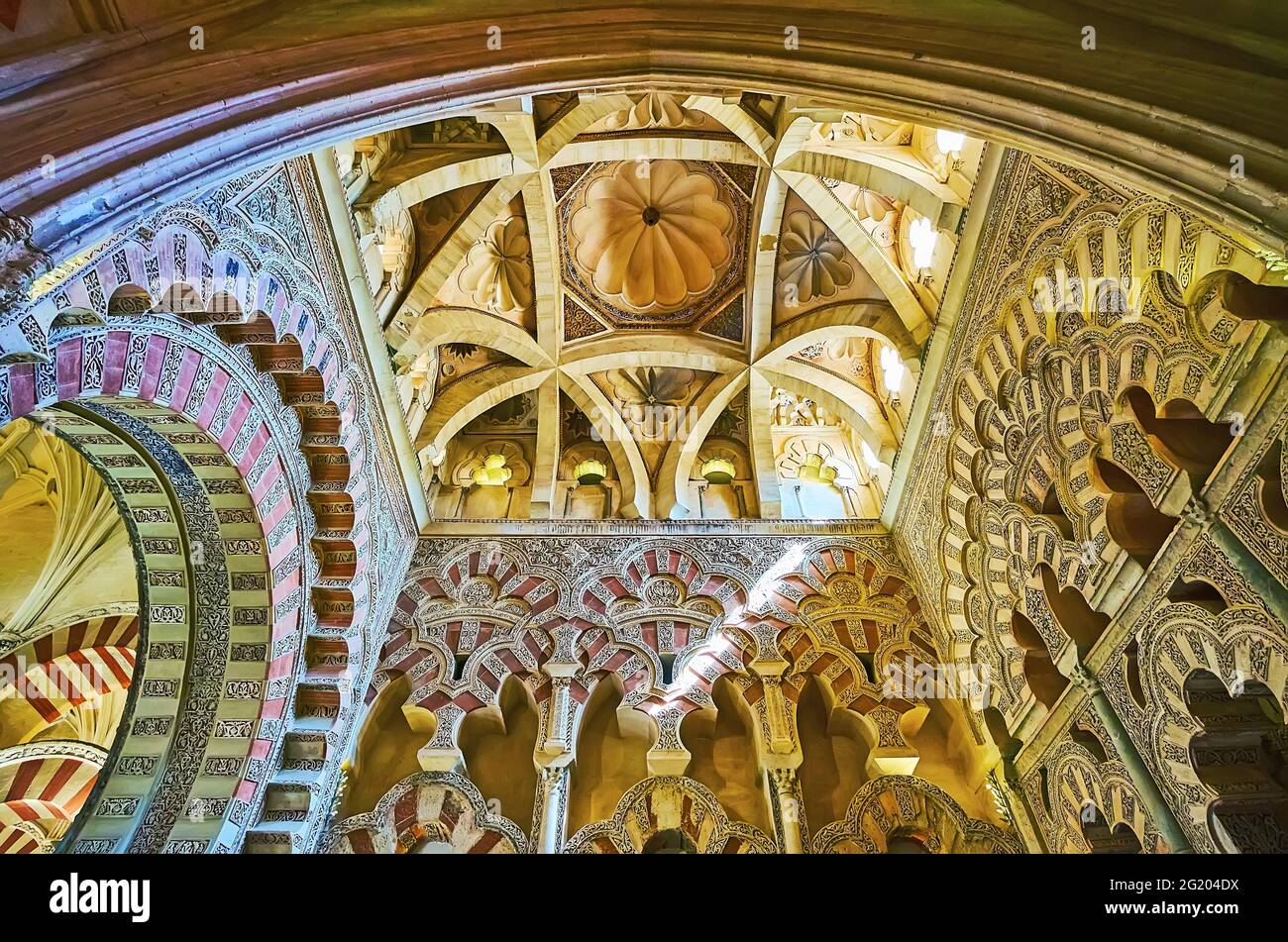 CORDOVA, SPAGNA - 30 SETTEMBRE 2019: La Cappella Villaviciosa di Mezquita vanta una cupola a coste impressionante e polilobed (multifolio) archi, arcata cieca (alfiz Foto Stock