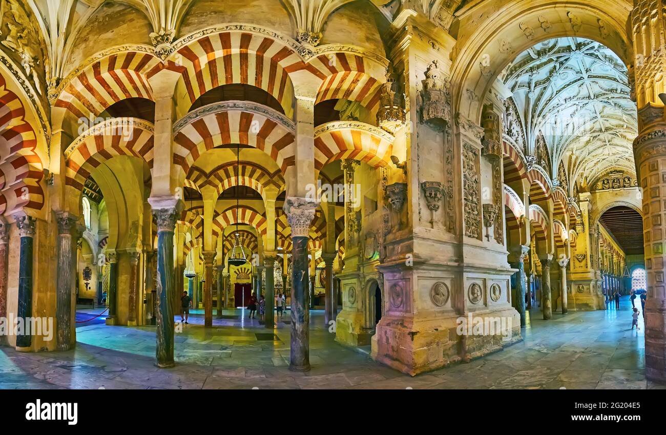 CORDOVA, SPAGNA - 30 SETTEMBRE 2019: Panorama della sala ipostile di Mezquita con una vista sulla volta gotica medievale della Cappella Villaviciosa, il 30 settembre in Foto Stock
