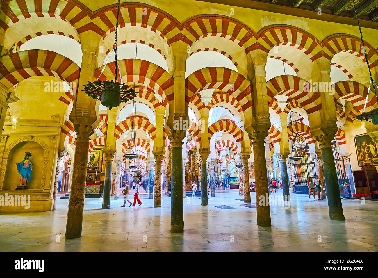 CORDOVA, SPAGNA - 30 SETTEMBRE 2019: Goditi l'impressionante sala medievale in stile ipostile di Mezquita-Catedral, il 30 settembre a Cordova Foto Stock