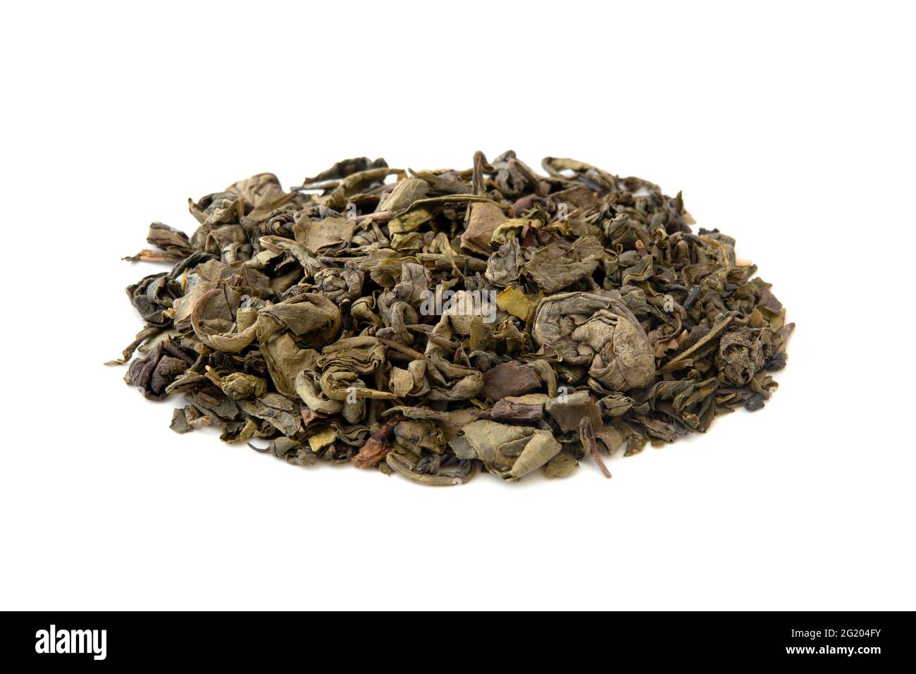 Tè in polvere di gunpowder (foglie di tè verde essiccate) su sfondo bianco Foto Stock