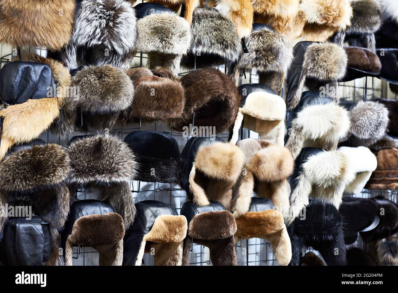 Cappelli invernali in pelliccia sul mercato Foto Stock