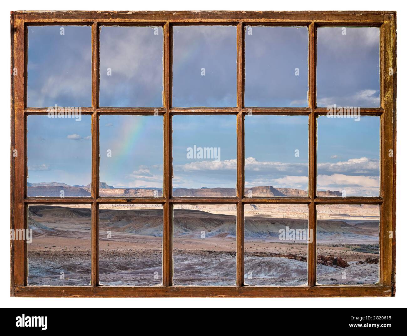 paesaggio desertico roccioso con un arcobaleno visto da una cabina d'epoca Foto Stock
