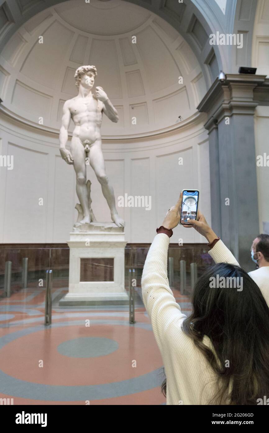Scattare una foto di fronte alla statua del David di Michelangelo, Galleria dell'Accademia, Firenze, Italia Foto Stock