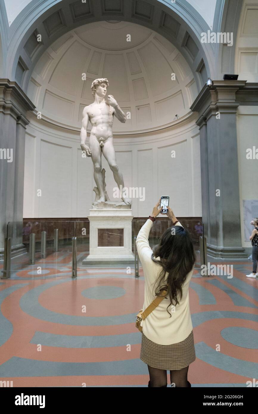 Scattare una foto di fronte alla statua del David di Michelangelo, Galleria dell'Accademia, Firenze, Italia Foto Stock