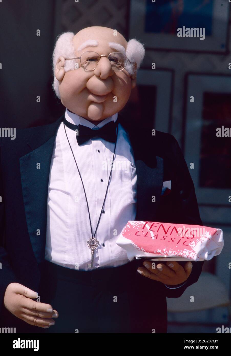 Uomo vestito come un burattino che presenta 'Tennis Classic', anni 2000 Foto Stock