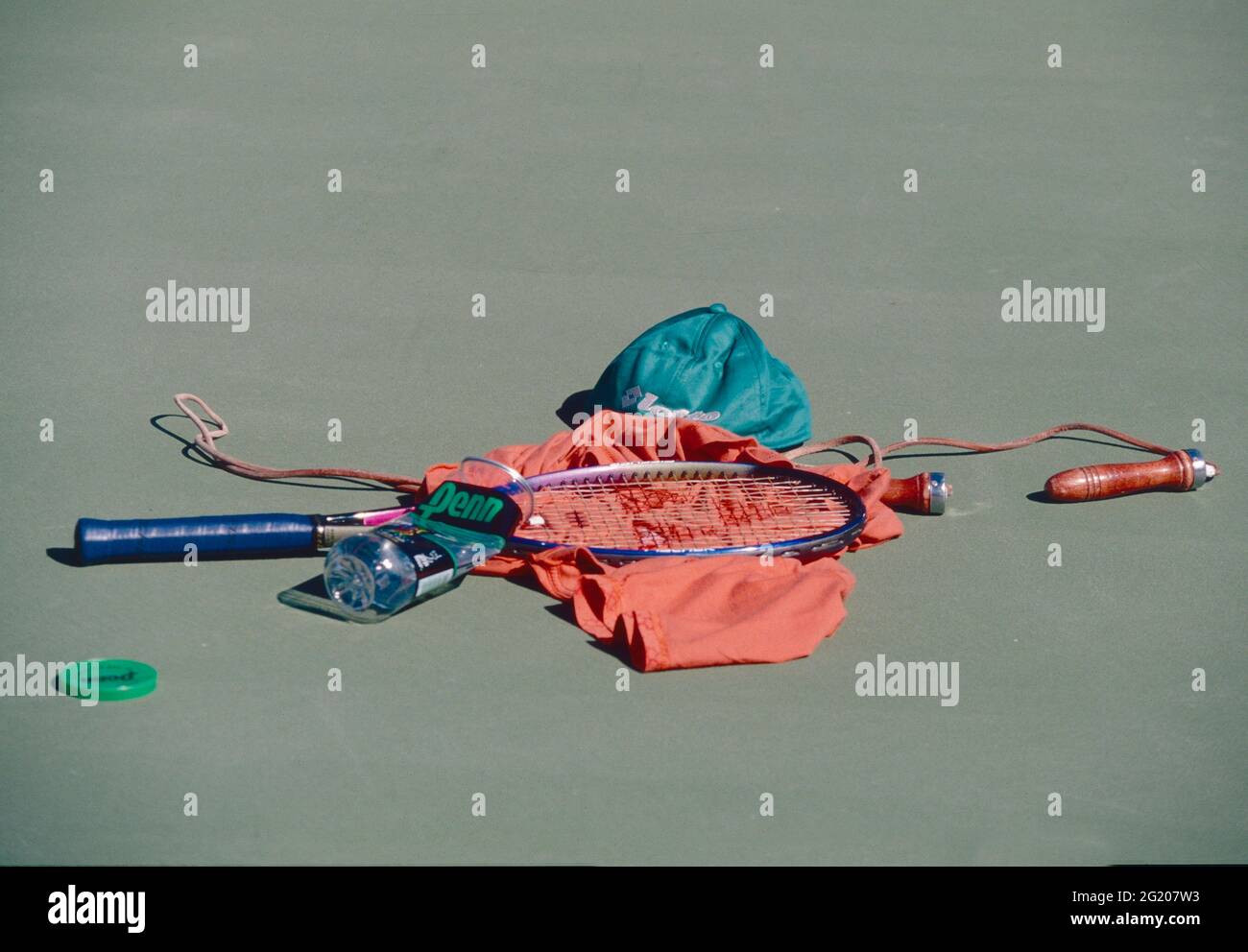 Saltando corda e racchetta da tennis Foto Stock