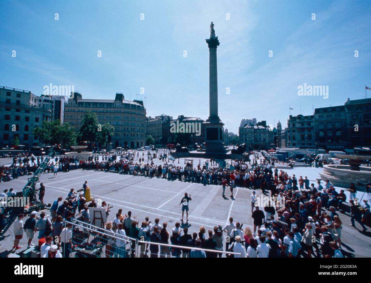 Il tennista americano Andre Agassi gioca a Pete Sampras a Trafalgar Square, Londra, Regno Unito 1995 Foto Stock