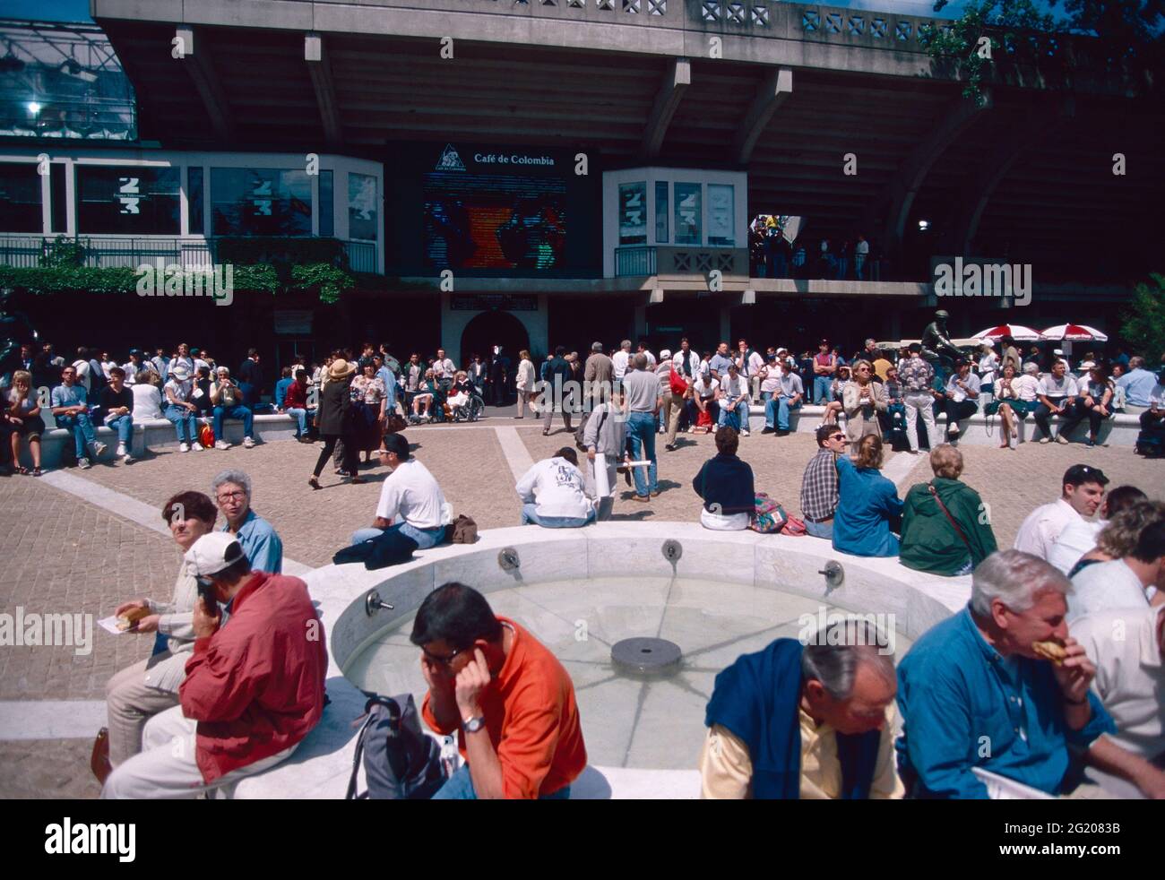 Spettatori in attesa di vedere la partita di tennis, Roland Garros, Francia 1998 Foto Stock