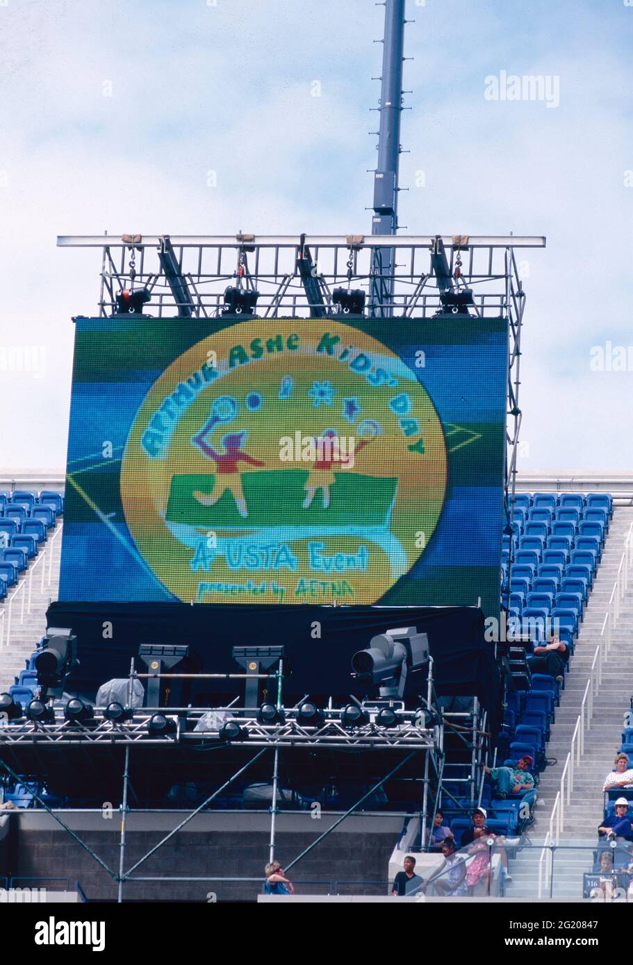 Billboard del Arthur Ashe Kids' Day all'USTA National Tennis Center, Flushing Meadows, NY USA 1997 Foto Stock