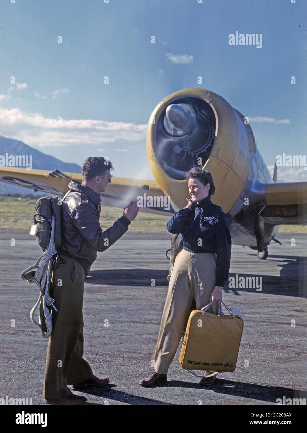 Il pilota di servizio dell'aeronautica delle donne non identificato e l'istruttore maschile stanno davanti ad una Repubblica P-47, nessuna posizione, circa 1944. (Foto di US Army Air Force/RBM Vintage Images) Foto Stock