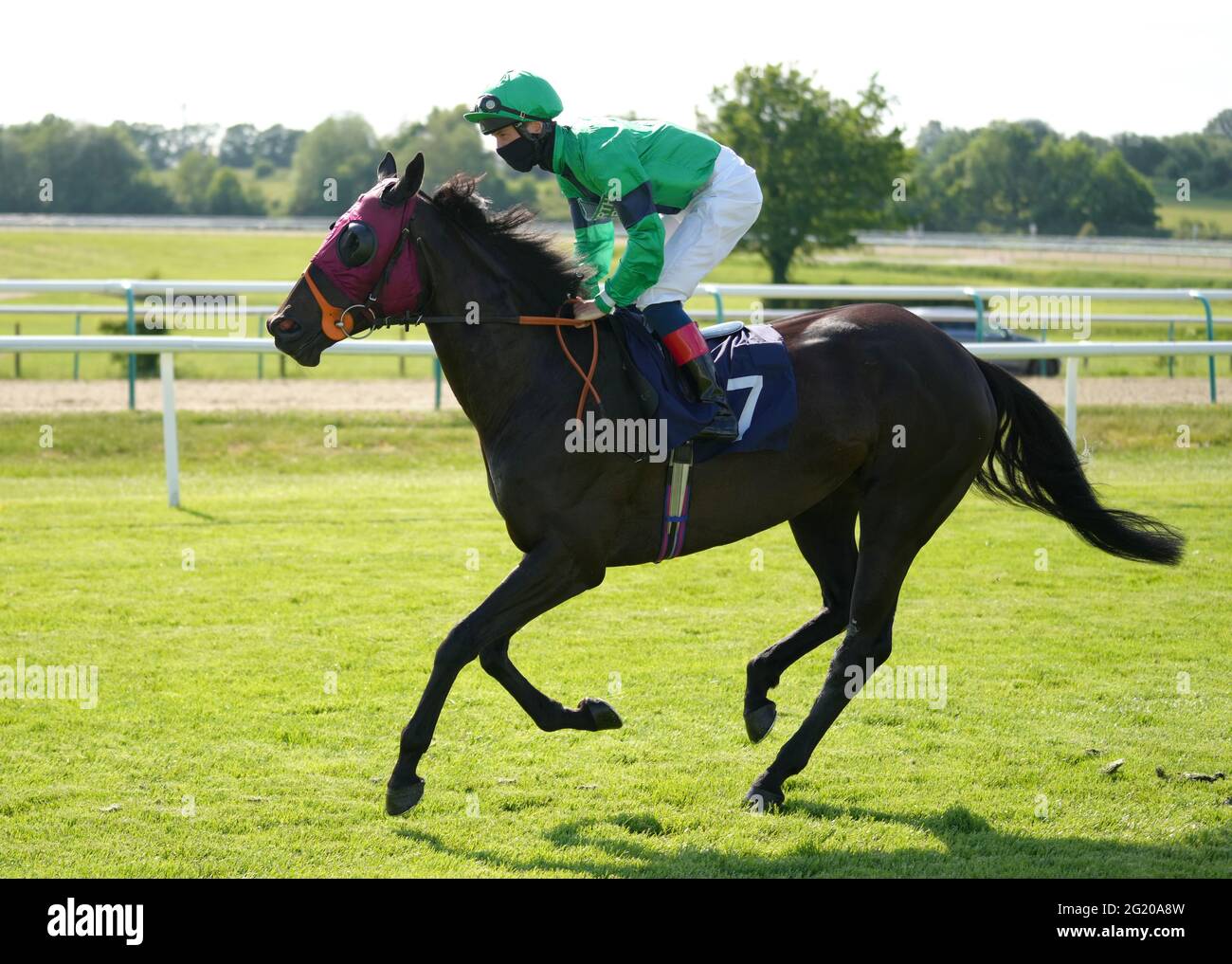 Tilsworth Rose e George Rooke che vanno a postare prima della visita attheraces.com/marketmovers handicap al Lingfield Park racecourse in Surrey. Data immagine: Lunedì 7 giugno 2021. Foto Stock