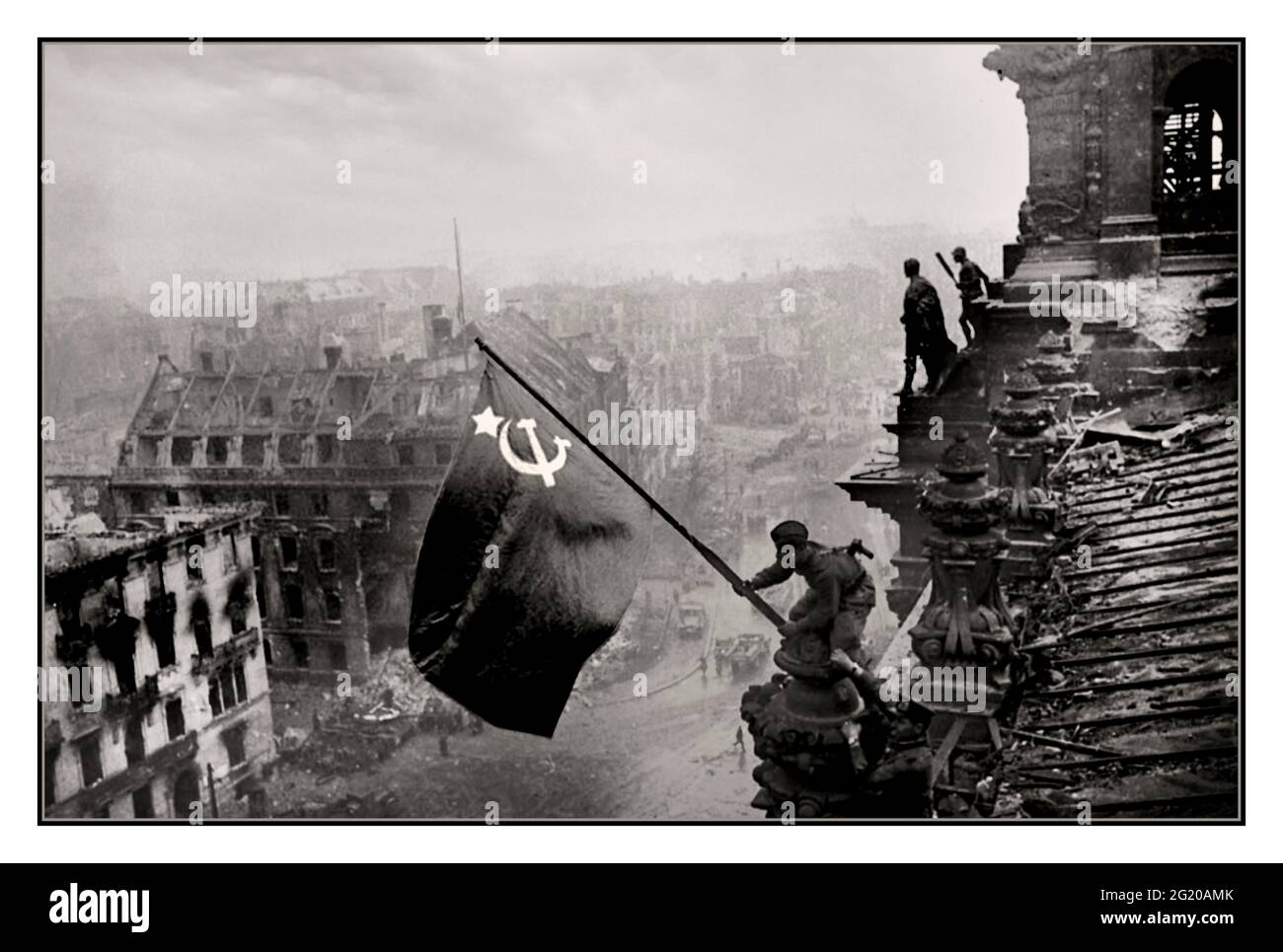 ESERCITO RUSSO BERLINO BANDIERA SOVIETICA SUL REICHSTAG NAZISTA seconda guerra mondiale Germania immagine iconica di sollevare una bandiera sovietica russa sul Reichstag, una storica fotografia della seconda guerra mondiale, scattata durante la battaglia di Berlino il 2 maggio 1945. Mostra Meliton Kantaria e Mikhail Yegorov che alzano la bandiera di Hammer e Sickle sopra il Reichstag Berlino Germania WW2 esercito rosso soldati sovietici Hammer e Sickle bandiera sovietica quartier generale nazista Reichstag, Berlino Germania 1945 Foto Stock