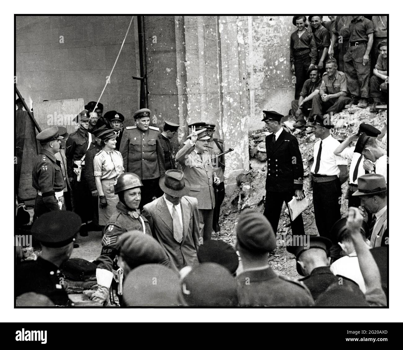 Il primo ministro Winston Churchill ispeziona la cancelleria di Berlino devastata di Adolf Hitler mentre fa un tour della città devastata dalla guerra di Berlino, in Germania, prima della conferenza dei tre grandi alla fine della seconda guerra mondiale. Luglio 1945. Foto Stock