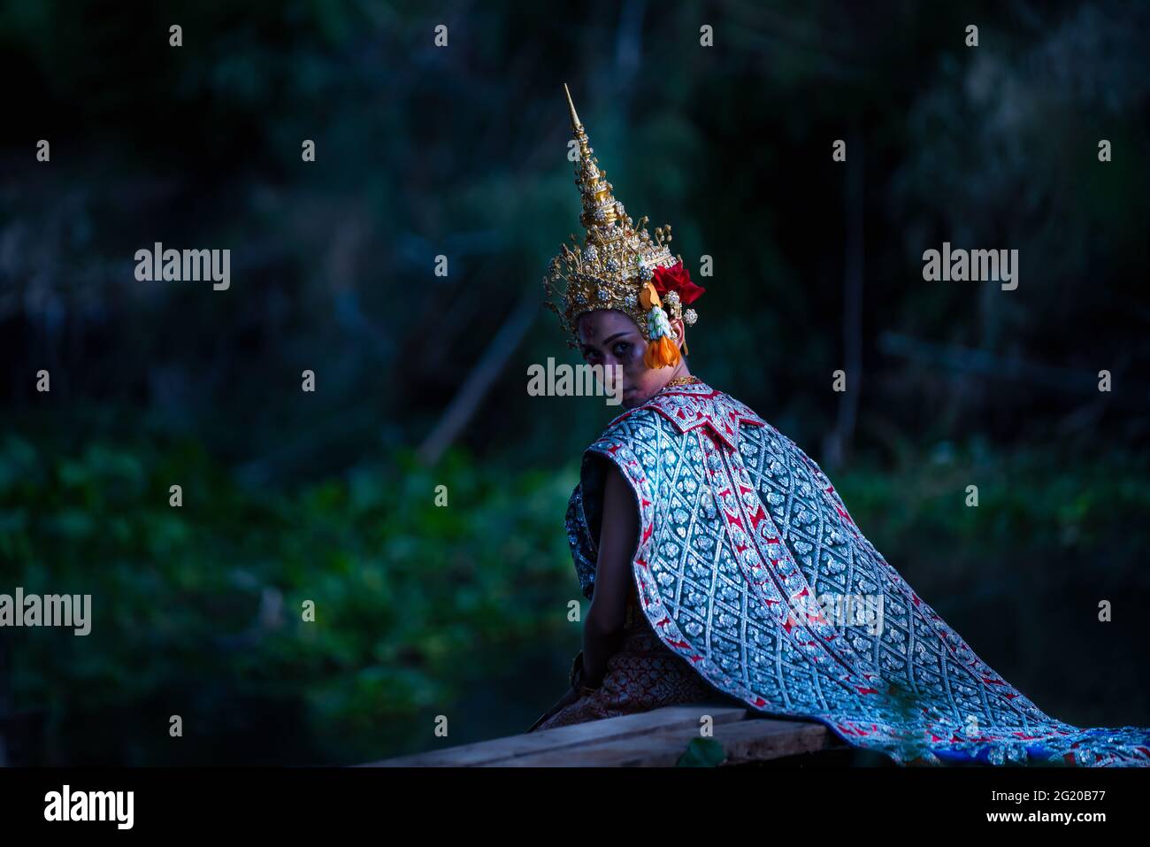 Ghost thailandese in costume tradizionale che appaiono in Storia, Ritratto di donna asiatica compongono la faccia fantasma con sangue, le donne che indossano abiti tipici thailandesi, GHO Foto Stock