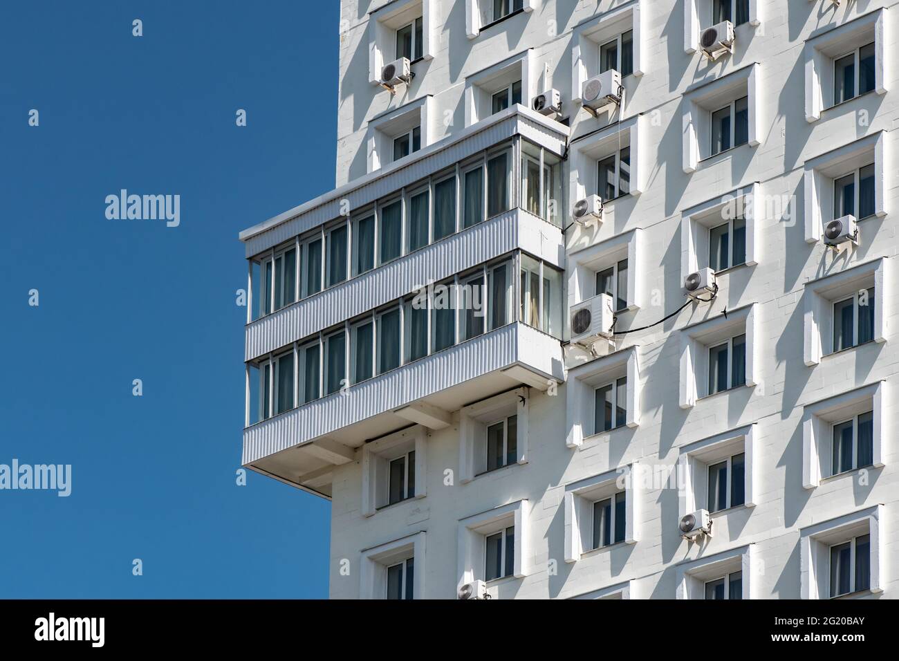 Vecchia architettura sovietica. Sfondo dalle finestre dell'edificio e dai sistemi divisi Foto Stock