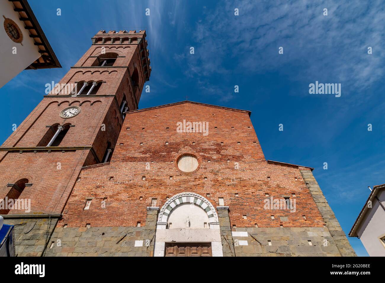 La facciata della Collegiata di Sant'Andrea nel centro storico di Montecarlo, Lucca Foto Stock