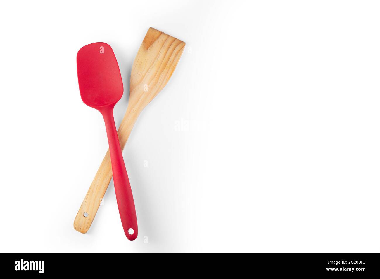 pala da cucina in legno, spatola rossa miserabile, utensile da cucina Foto Stock