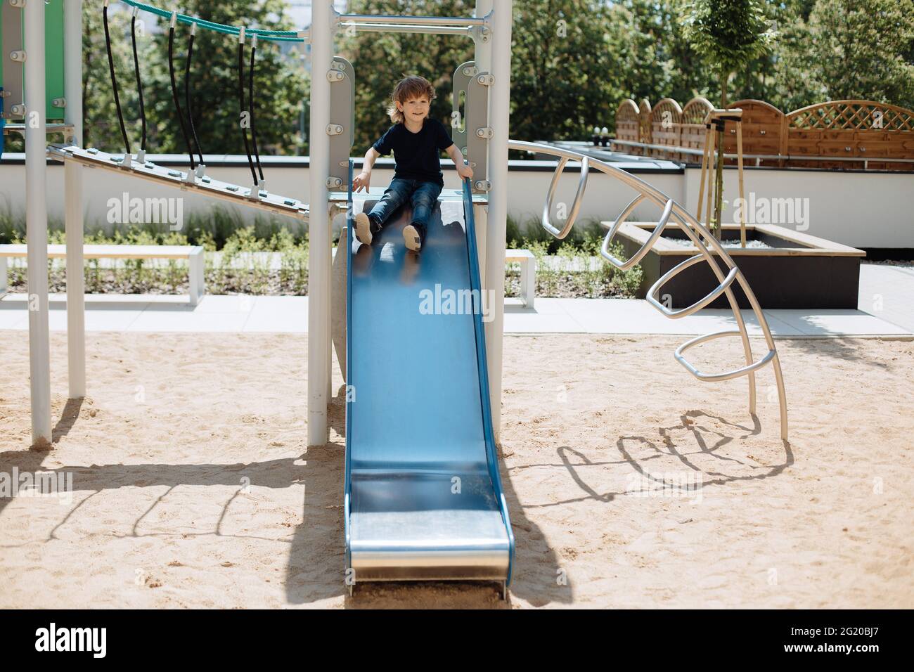 Costruzione in metallo per bambini nel parco, complesso sportivo all'aperto per bambini. Concetto di svago per bambini Foto Stock