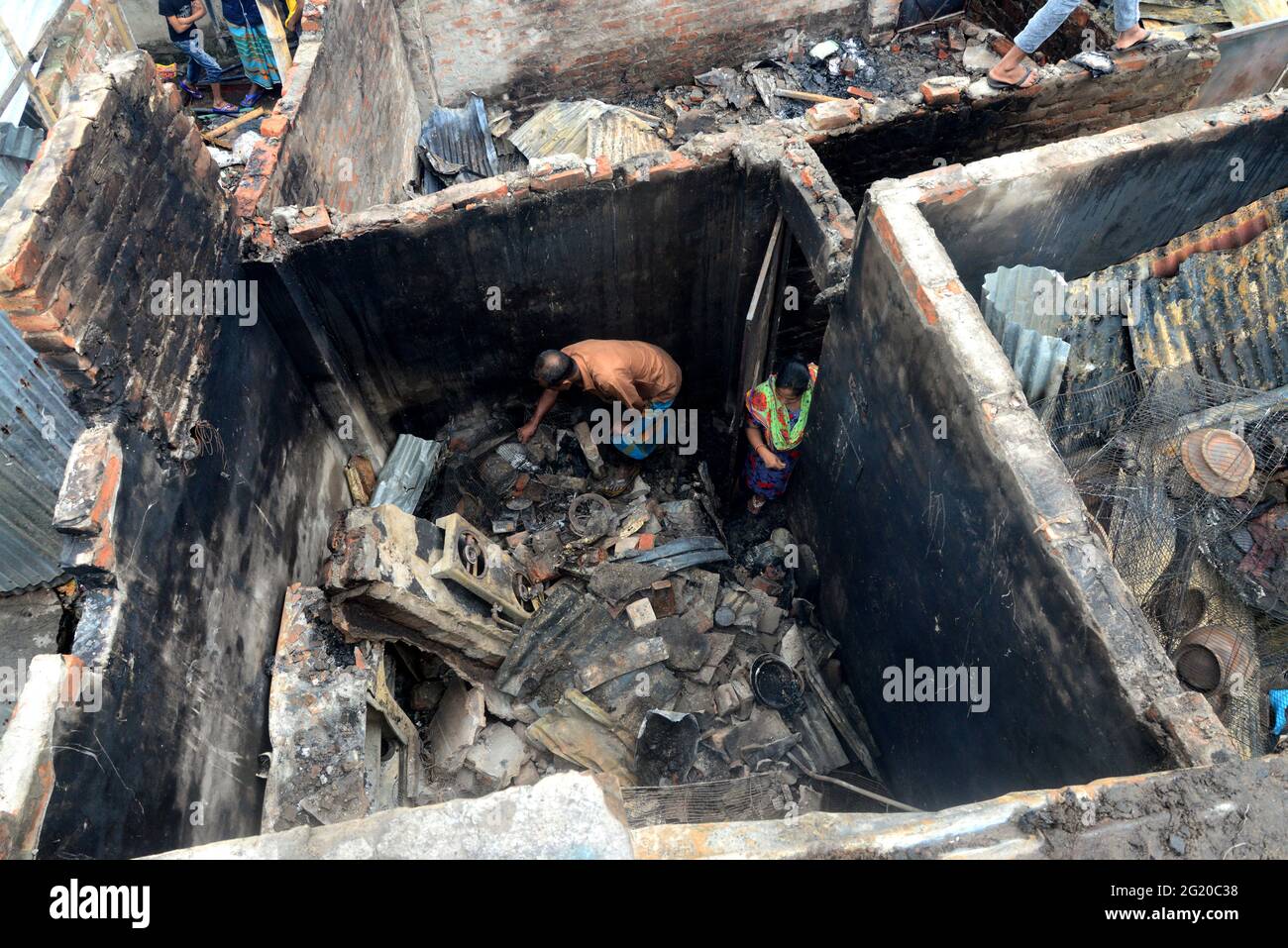 Gli abitanti delle Slum del Bangladesh hanno visto la ricerca dei loro beni domestici dopo un devastante incendio scoppiato nello slum di Mohakhali a Dhaka, Bangladesh, il 7 giugno 2021. Almeno 300 shanties sono stati eviscerati come il devastante fuoco che è scoppiato a Mohakhali slum a Dhaka. Foto Stock