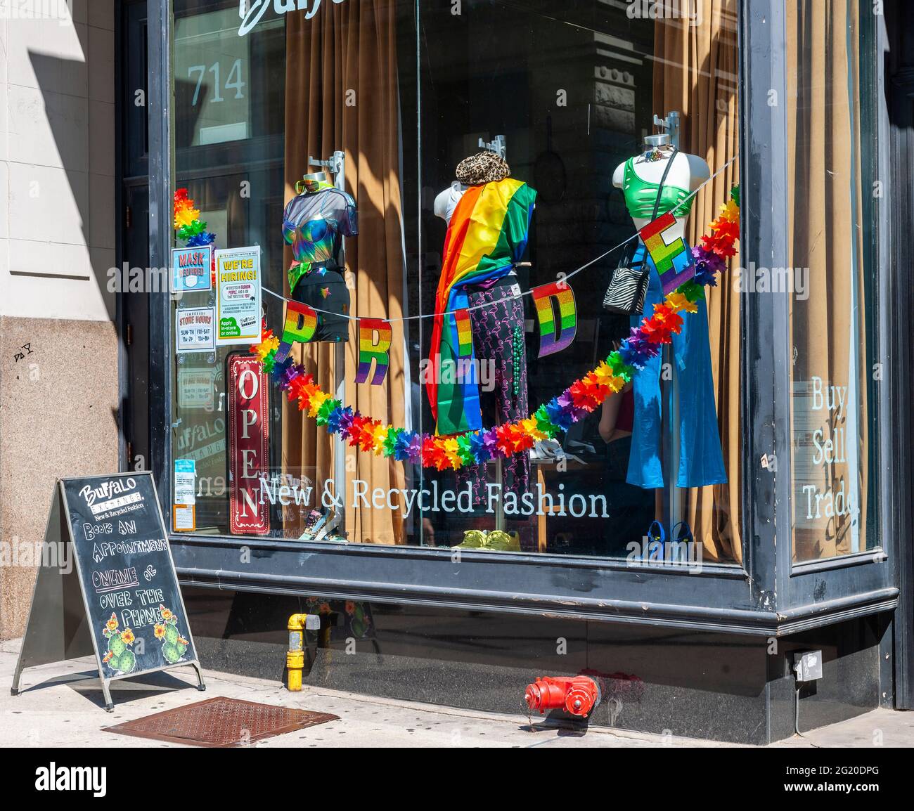 New York, Stati Uniti. 06 giugno 2021. Il Buffalo Exchange a Greenwich Village, una catena di negozi di seconda mano a New York domenica 6 giugno 2021 è decorato per gay Pride. (Foto di Richard B. Levine) Credit: Sipa USA/Alamy Live News Foto Stock