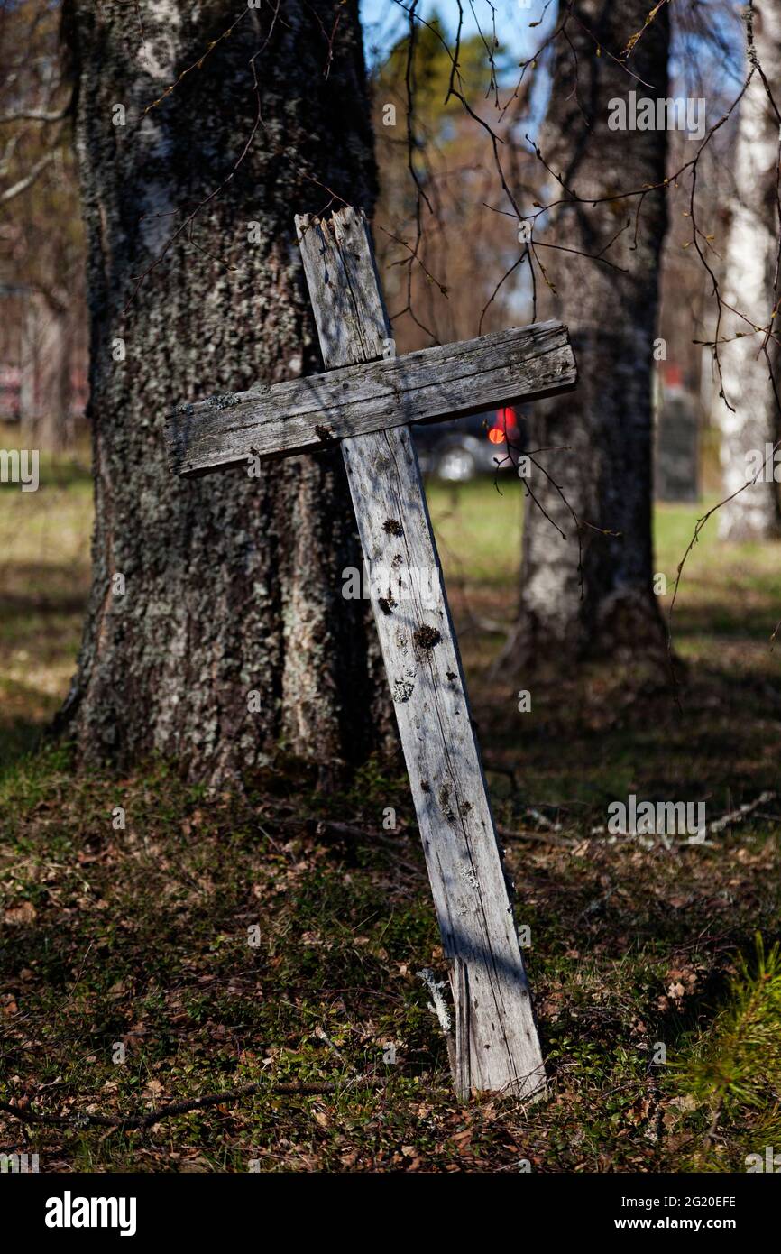 Pendente vecchia croce di legno in cimitero abbandonato Foto Stock