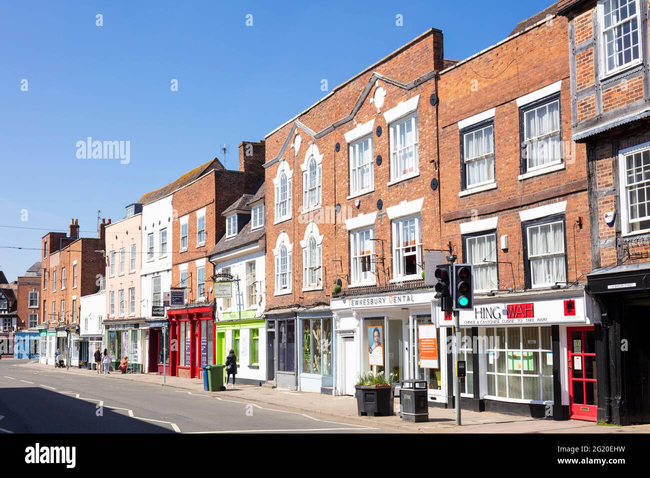 Tewkesbury Town centre negozi ed edifici medievali Barton Street A38 Tewkesbury, Gloucestershire, Inghilterra, GB, Regno Unito, Europa Foto Stock