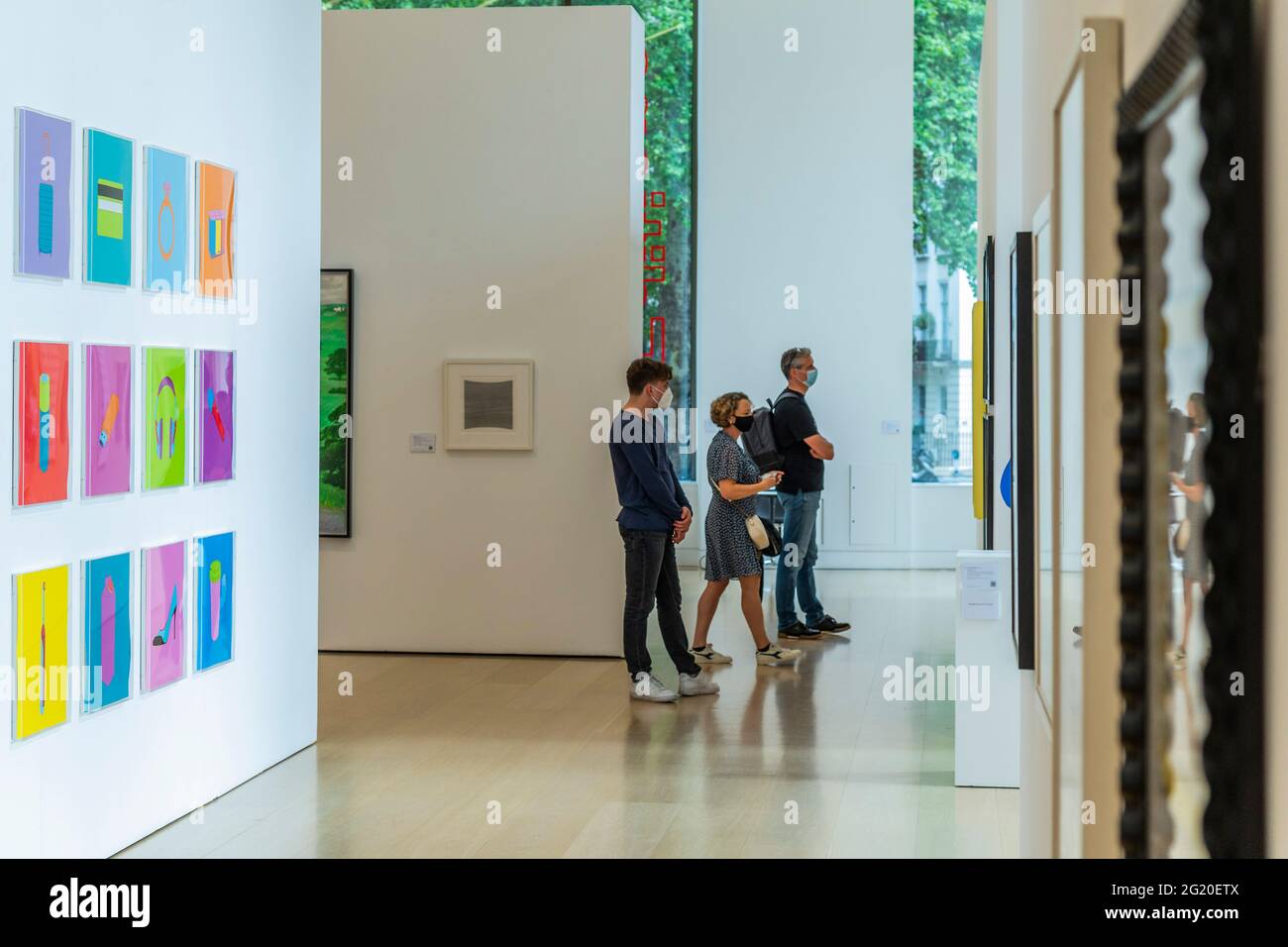 Londra, Regno Unito. 6 Giugno 2021. Opere di Michael Craig-Martin - il tempo di sole e il weekend della London Gallery attira molti visitatori - visualizzazione pubblica della collezione delle Edizioni in vendita a Pillips, Londra. Credit: Guy Bell/Alamy Live News Foto Stock
