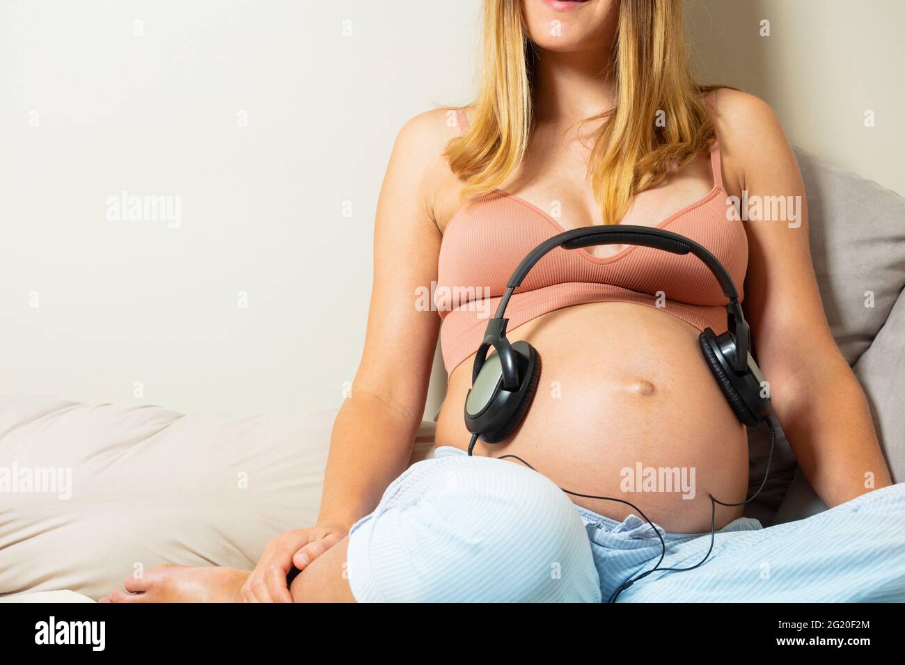 Chiudi la foto del neonato Ascolta la musica nel ventre Foto Stock