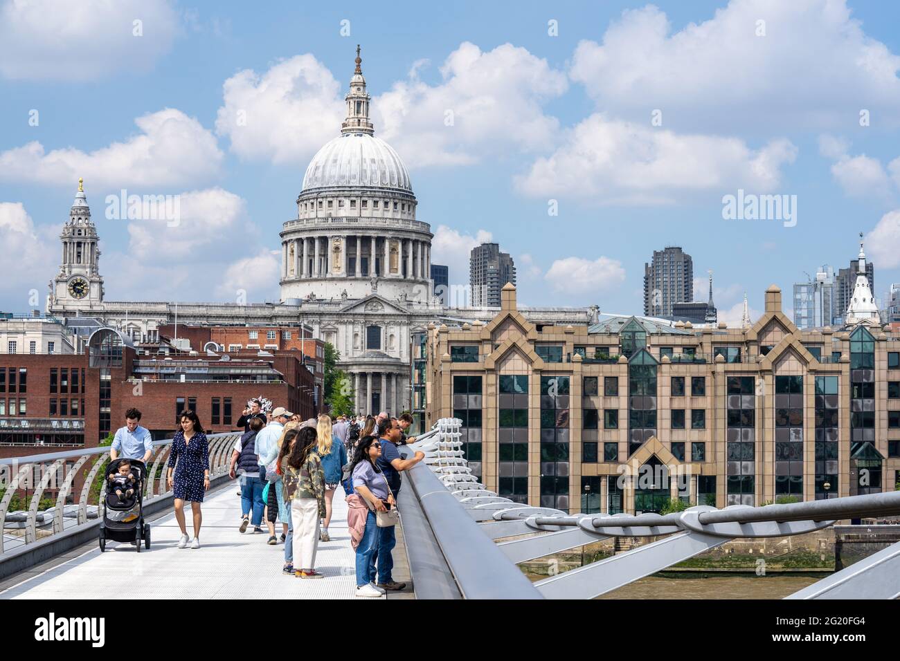Vista dal Millennium Bridge, Londra alla Cattedrale di St. Paul. Londra, Gran Bretagna, 29 maggio 2021 Foto Stock