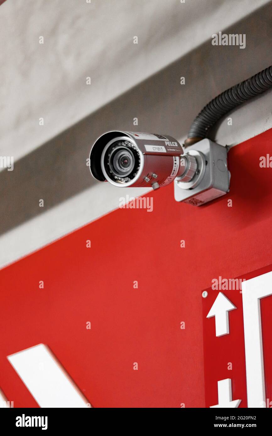 SINGAPORE, SINGAPORE - Mar 20, 2021: Una telecamera TVCC si affaccia su un'area di sorveglianza per mantenere la sicurezza e monitorare i movimenti, registrando informazioni visive Foto Stock