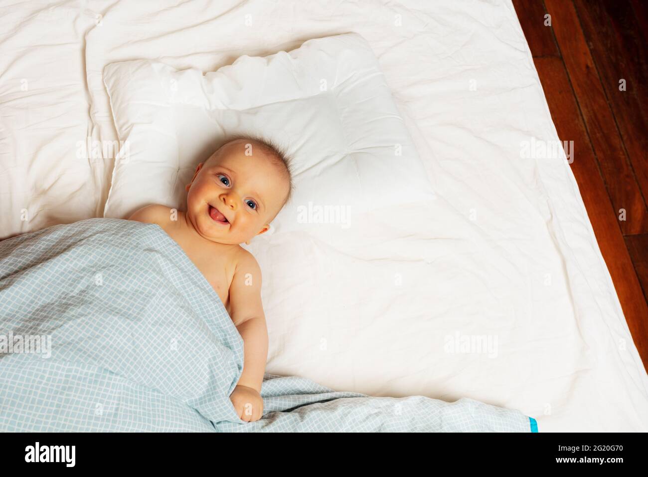 Vista dall'alto del neonato (0-1 mesi) gonfiato in coperta Foto stock -  Alamy