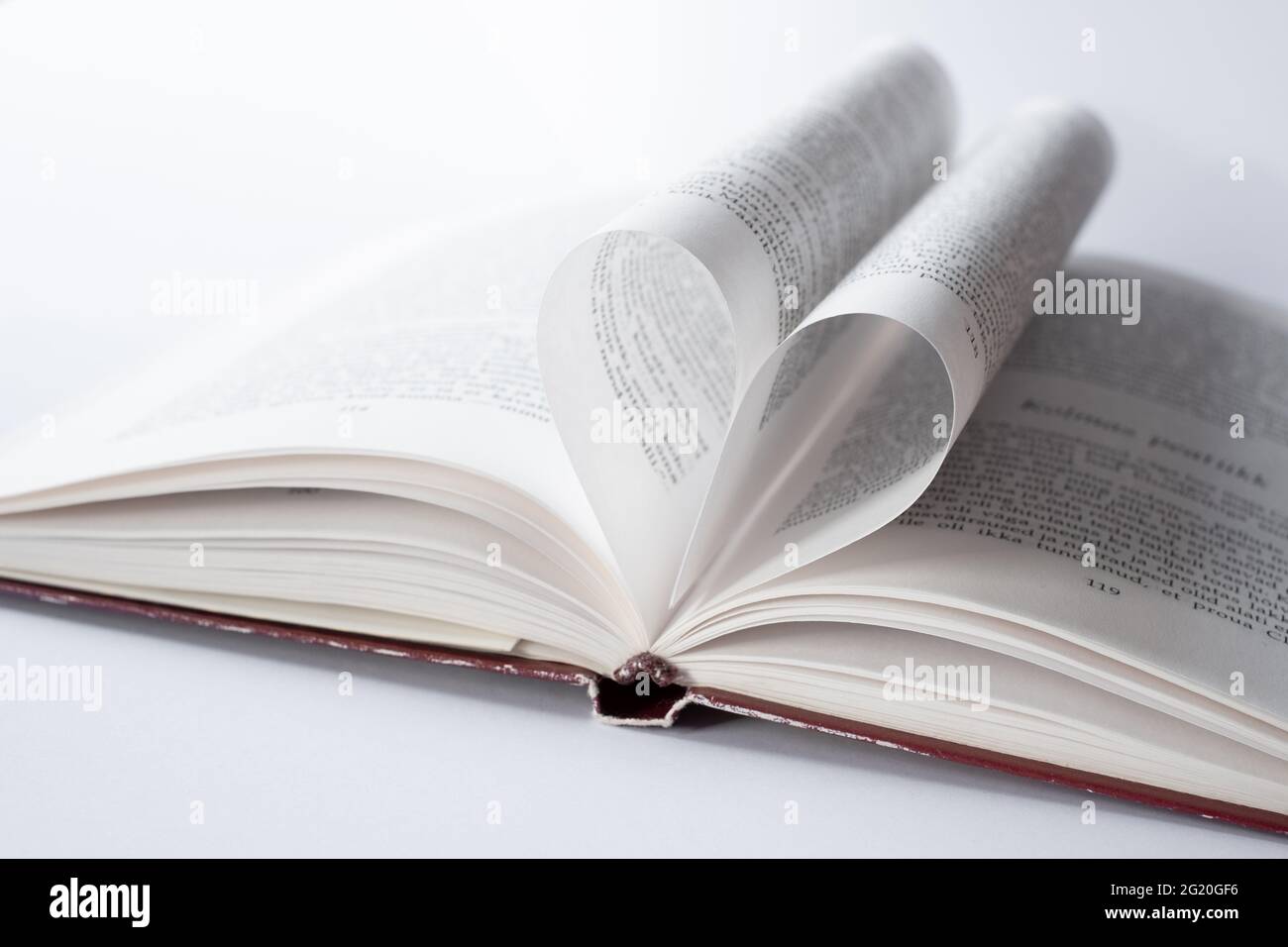 Amore lettura libri concetto. Storia d'amore scritta romantica. Foto Stock