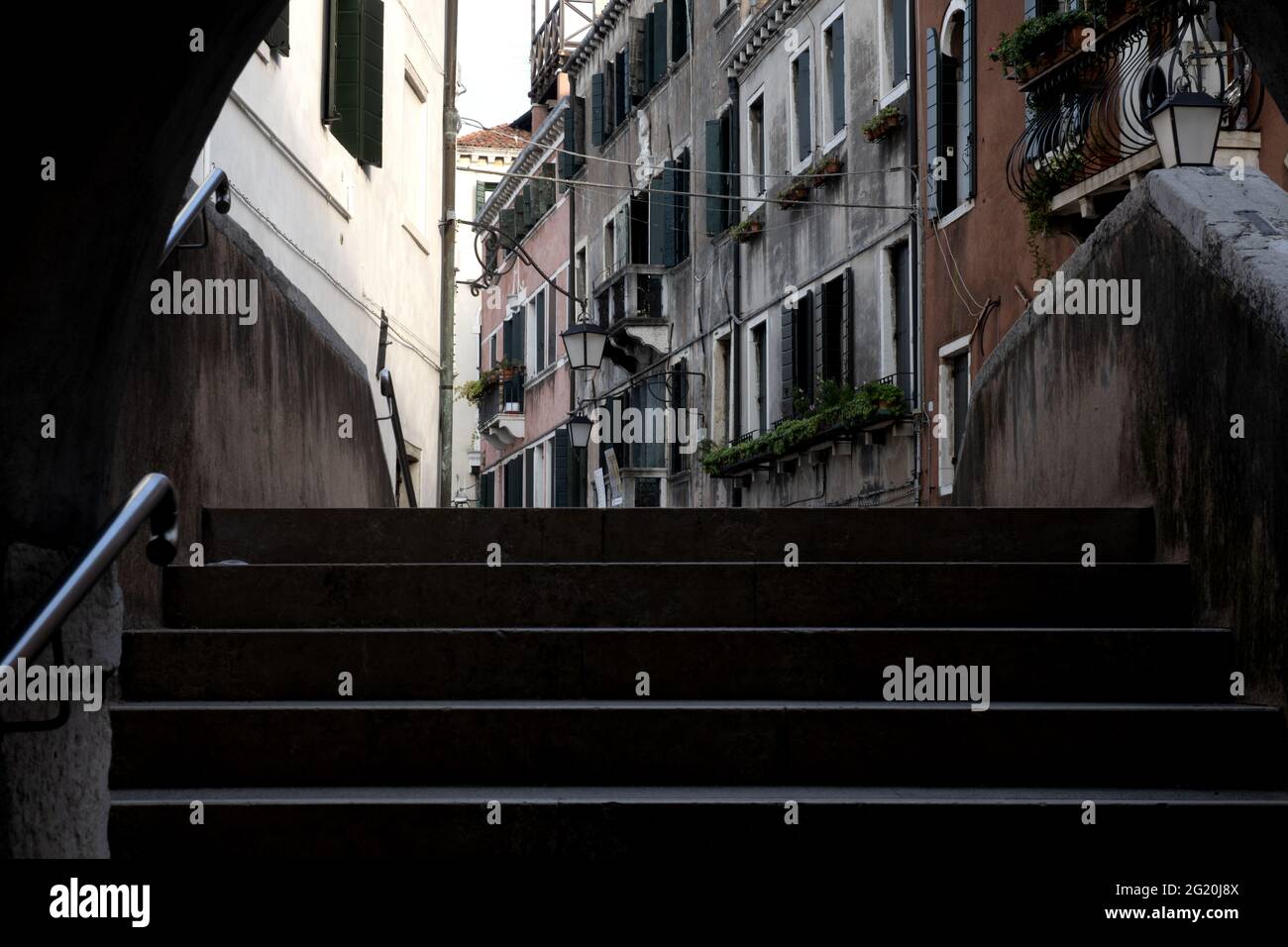 Calle, la tipica strada veneziana del Cannaregio, a Venezia. Foto Stock