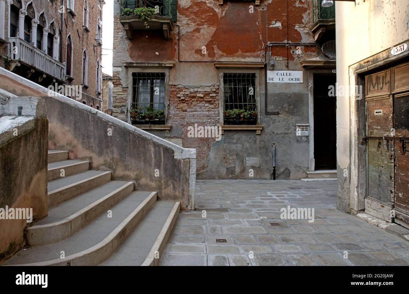Calle, la tipica strada veneziana del Cannaregio, a Venezia. Foto Stock