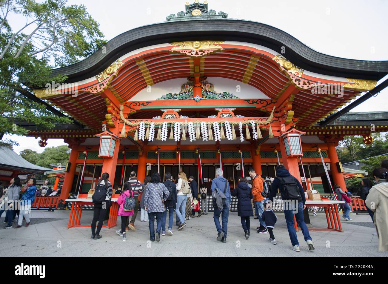 KYOTO, GIAPPONE - 13 dicembre 2019: Kyoto, Giappone - 25 novembre 2019: Turisti in visita al santuario di Fushimi Inari. Fushimi Inari Taisha è il santuario principale di Inari, loc Foto Stock