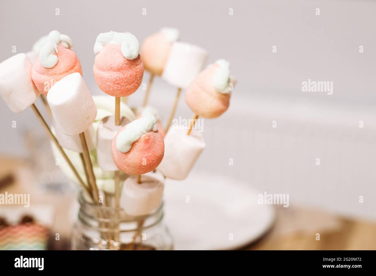 Dolci, marshmallows alla vaniglia e lecca di lecca su bastoni per cene festive. Party catering, pubblicità di pasticceria Foto Stock