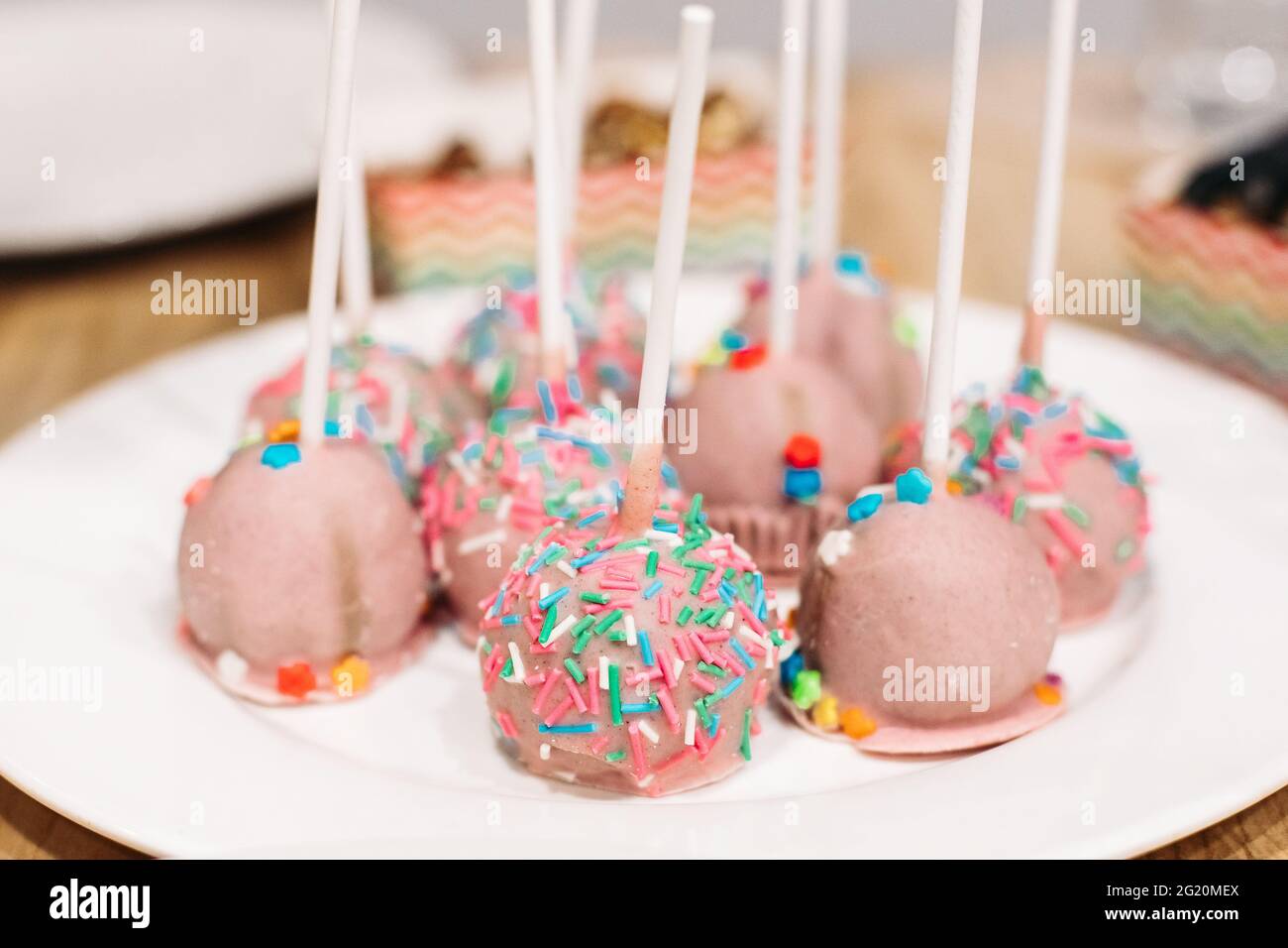 Dolci dolci fatti in casa con bastoncini, feste e feste. Catering vacanze. Foto pubblicitaria dolciaria Foto Stock