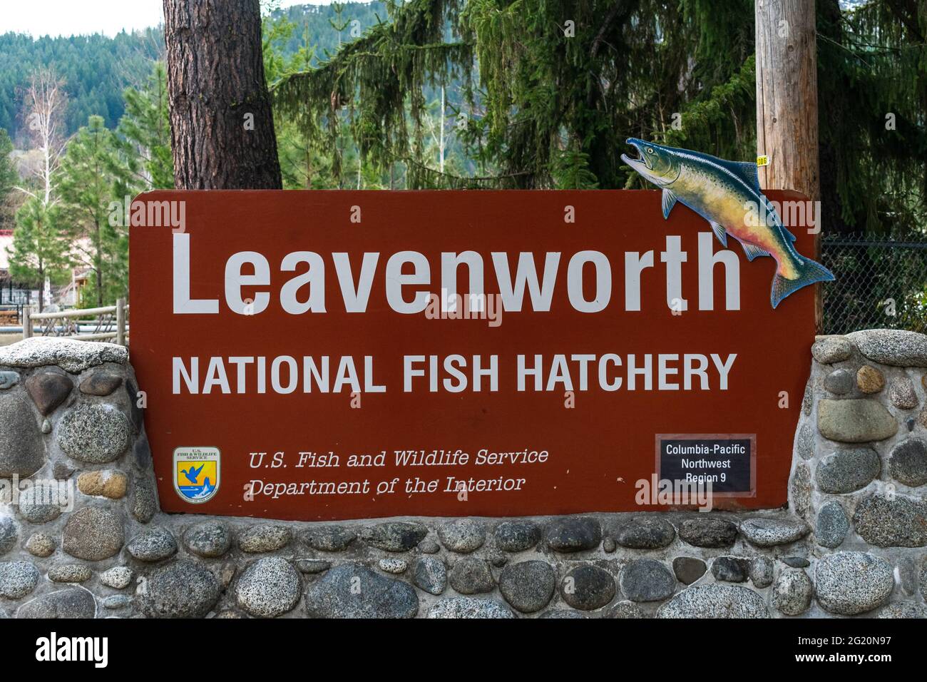 Leavenworth, WA / Stati Uniti - 9 aprile 2021: Cartello d'ingresso del vivaio ittico di Leavenworth National Fish Hatchery Foto Stock