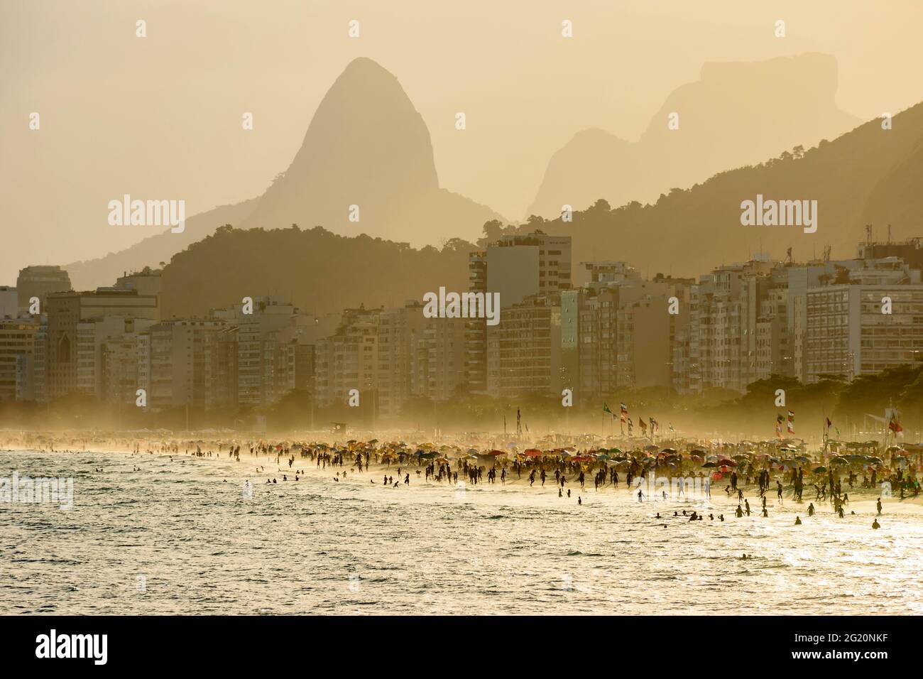 Tardo pomeriggio alla spiaggia di Copacabana durante l'estate di covid a Rio de Janeiro Foto Stock