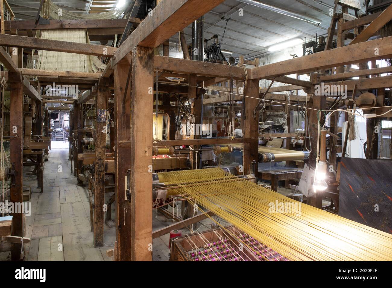 Tradizionale laboratorio tessitori Bevilacqua, le donne lavorano su tessiture in legno d'epoca, producendo tessuti di lusso, a Venezia dal 1875 . Foto Stock