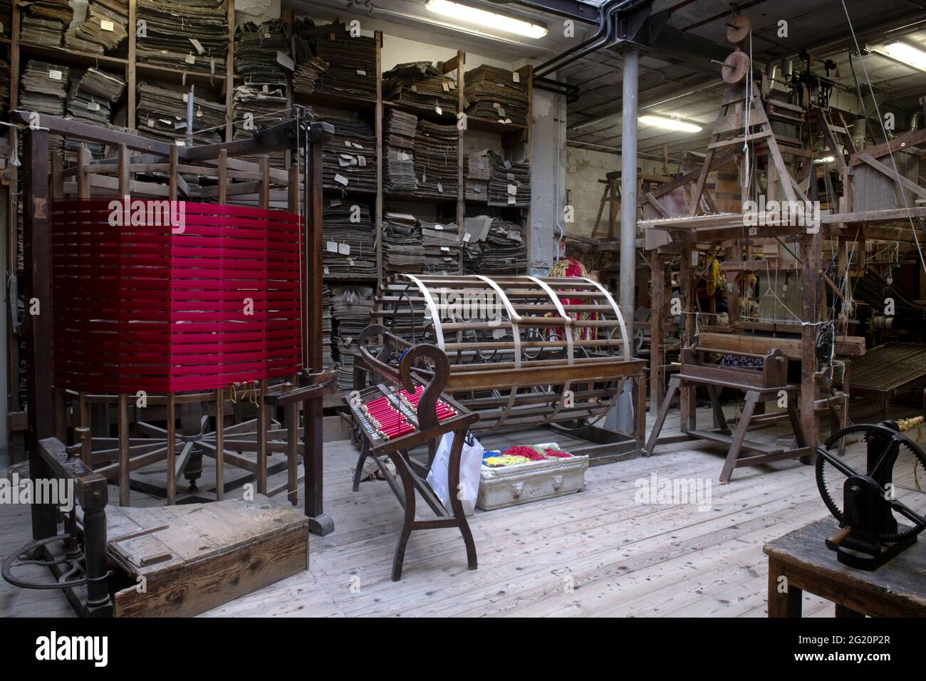 Tradizionale laboratorio tessitori Bevilacqua, le donne lavorano su tessiture in legno d'epoca, producendo tessuti di lusso, a Venezia dal 1875 . Foto Stock
